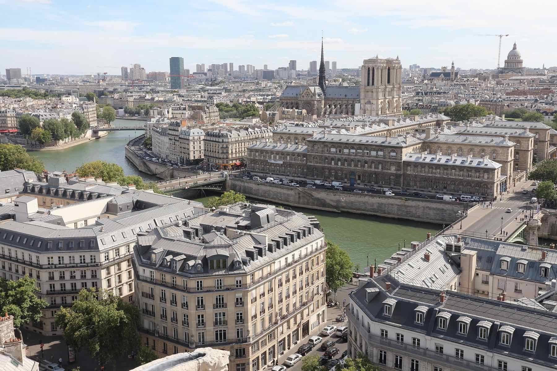 Paris seen over the Seine, with the Île Saint-Louis and the river bridges