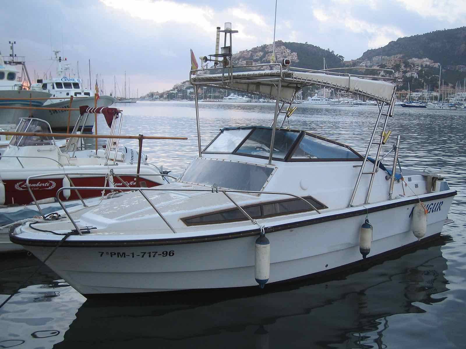 A small yacht anchored at the harbour of the spanish village andratx in Palma de Mallorca