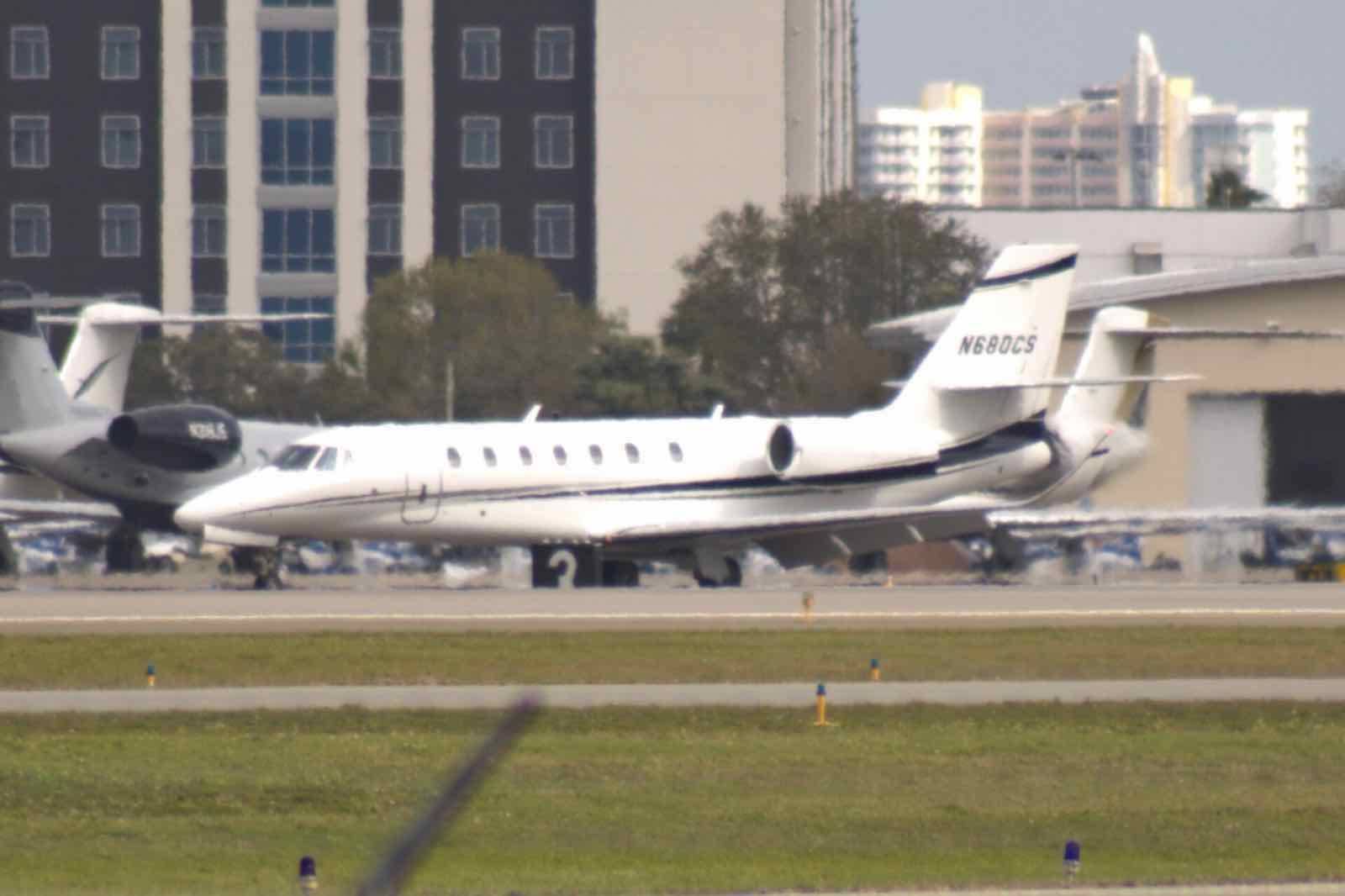 Dassault Falcon 7X N805CC at Clay Lacy FBO SNA by Don Ramey Logan