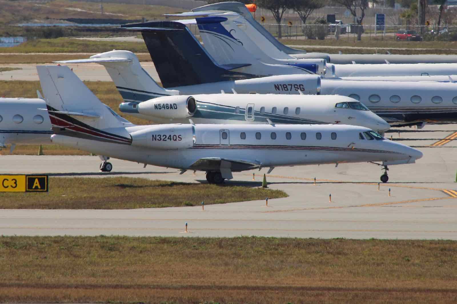 Dassault Falcon 7X HB-JFR on final approach at Washington Dulles International Airport, Virginia, USA